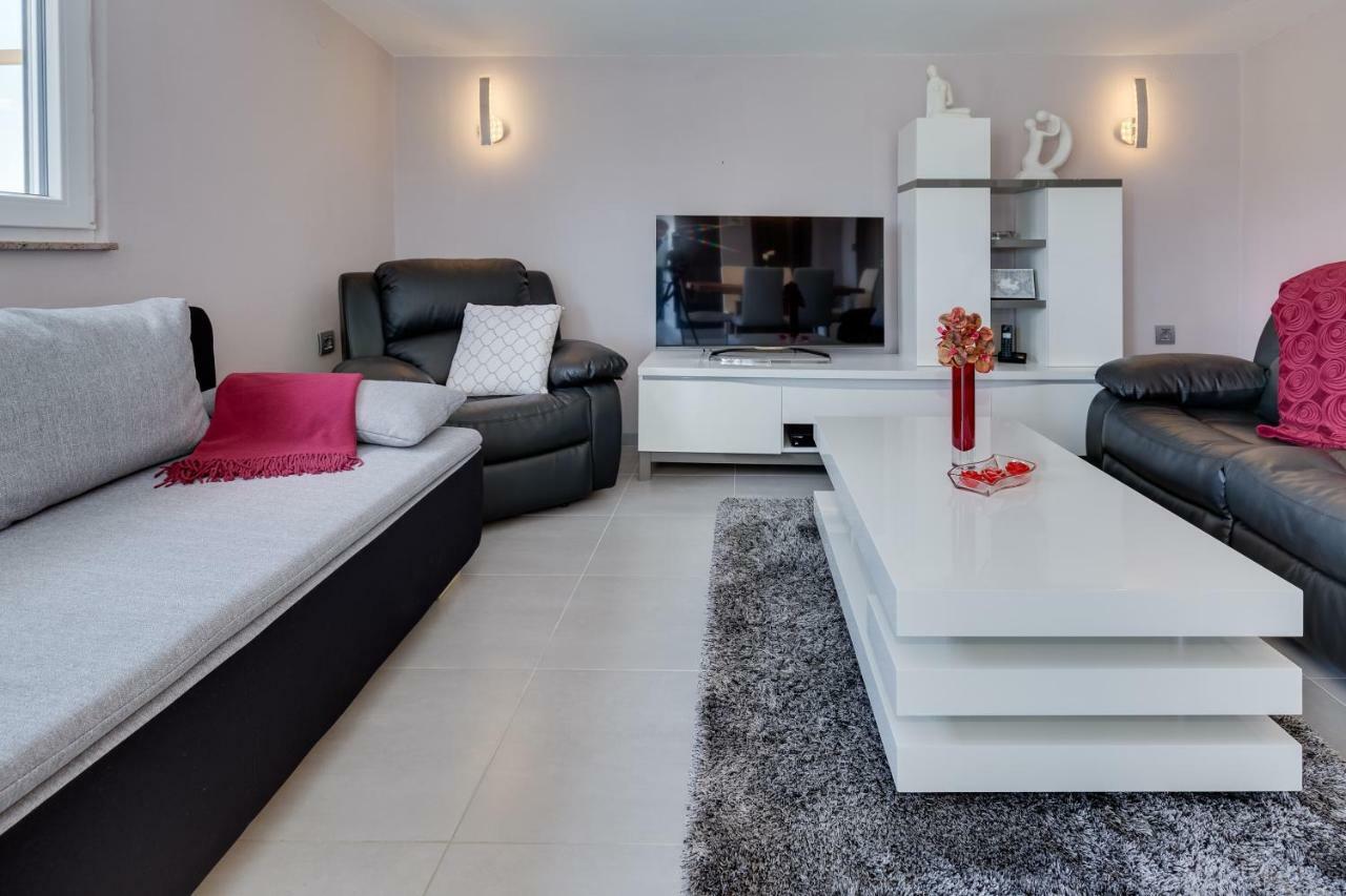 Modern And Spacious Apartment Bibinje Exterior photo