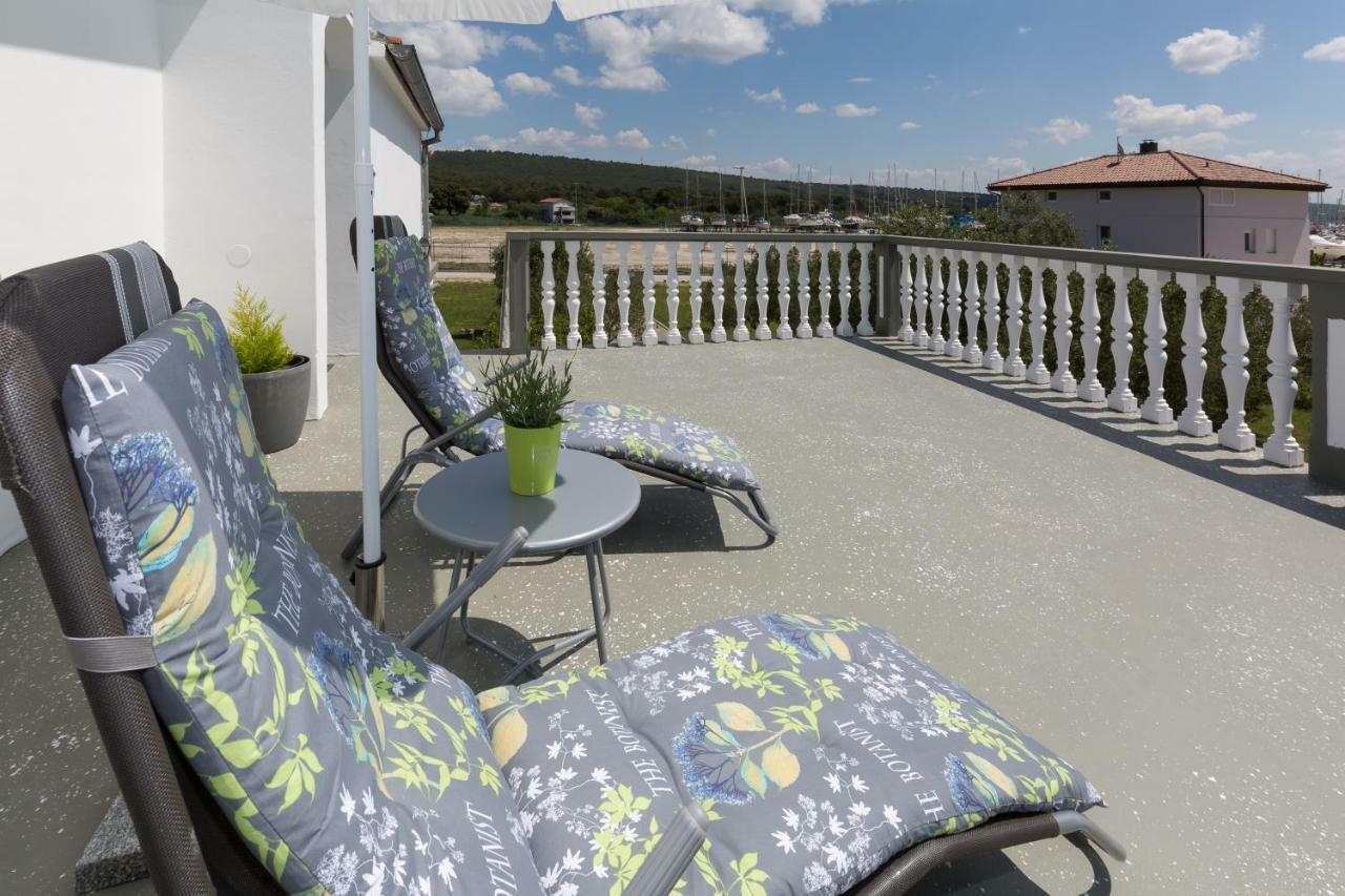 Modern And Spacious Apartment Bibinje Exterior photo
