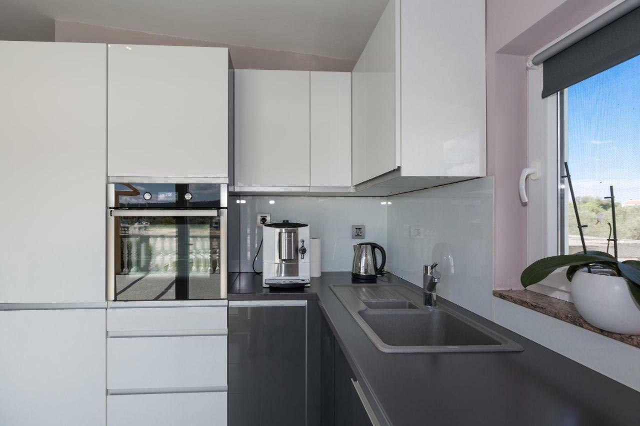 Modern And Spacious Apartment Bibinje Exterior photo